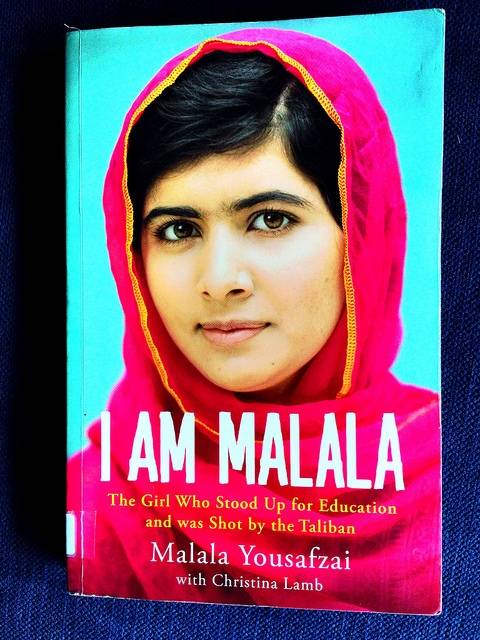 Bildet viser Malala Yousafzais bok, jenta som ble skutt av Taliban for å ha krevd skolegang for jenter. Hun vant Nobel fredspris i 2014. Foto: Flickr/Jabiz Raisdana