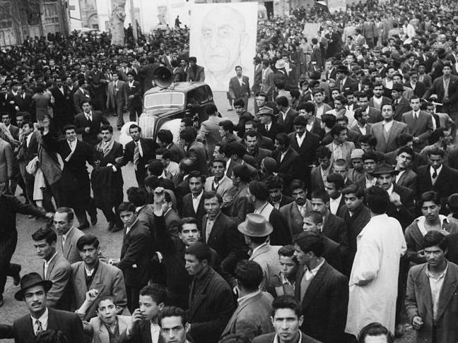 En pro-Mossadeq demonstrasjon i den iranske hovedstaden Teheran i 1952, året før Mossadeq ble avsatt gjennom et statskupp støttet av USA og Storbritannia. Foto: Wikimedia Commons.