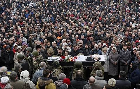 Anti-Janukovitsj demonstrasjoner førte til dødsfall i sammenstøt med politiet. Bildet viser en begravelseseremoni 22. februar 2014, samme dag som det ukrainske parlamentet stemte for å avsette den demokratisk valgte presidenten, Viktor Janukovitsj. Janukovitsj definerte protestene og parlamentets avgjørelse som et statskupp og forlot landet
